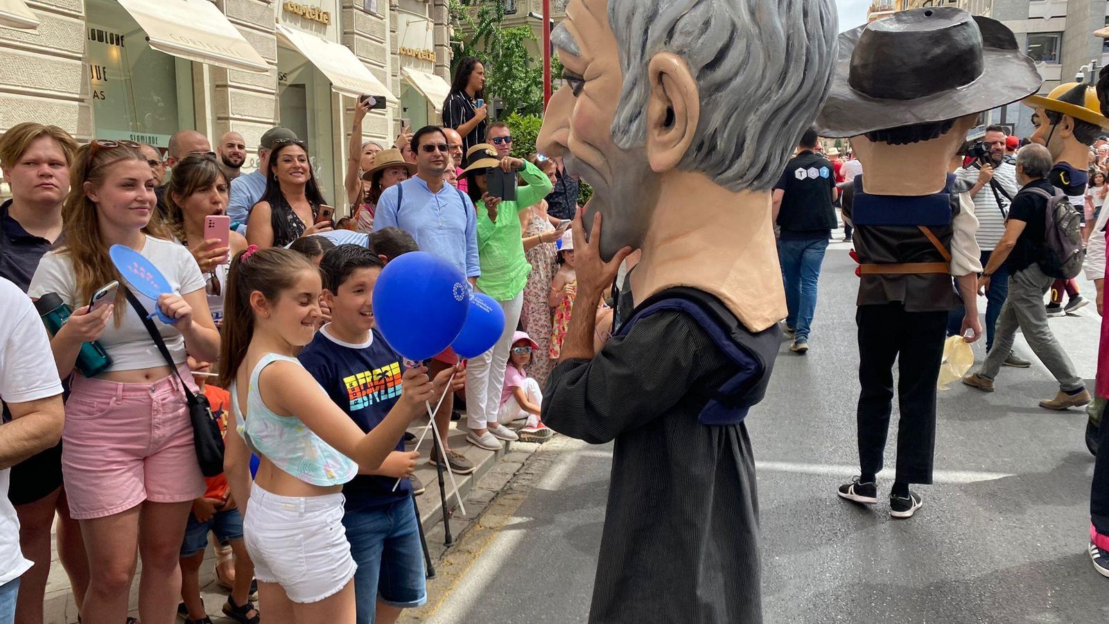 Gigantes y cabezudos en la Tarasca del Corpus 2022 en Granada.
