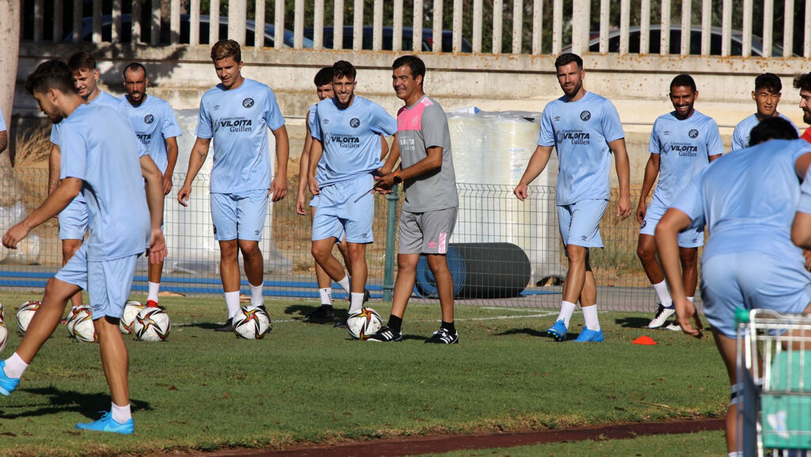Pérez Herrera da instrucciones a sus jugadores en un entrenamiento en el Pepe Ravelo.