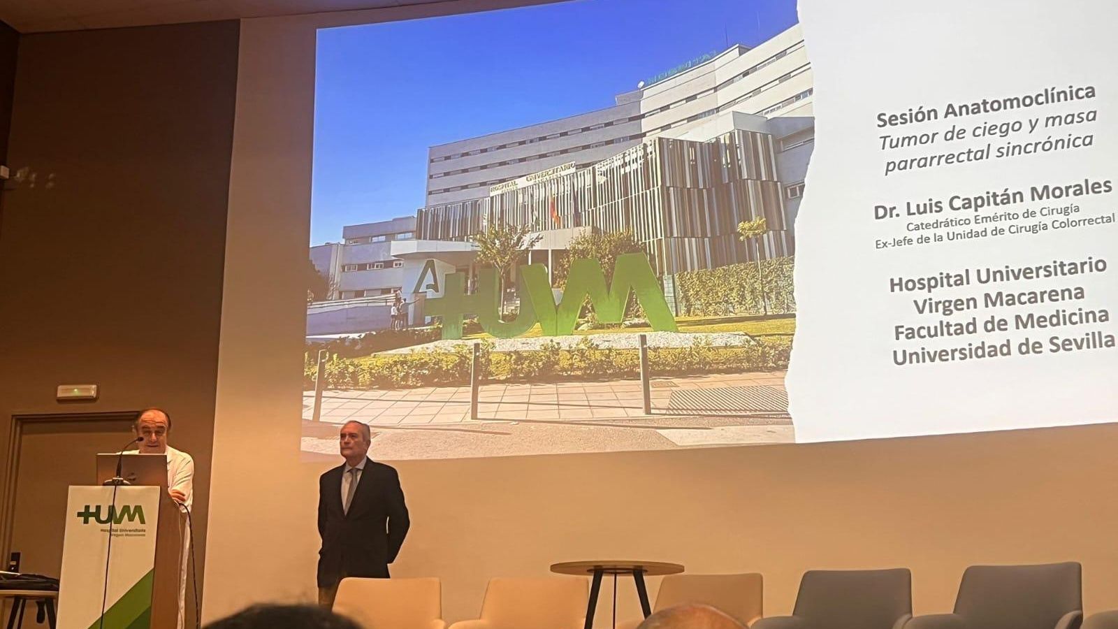 El doctor Luis Capitán, durante la presentación del acto por parte del gerente del hospital, Miguel Ángel Colmero.