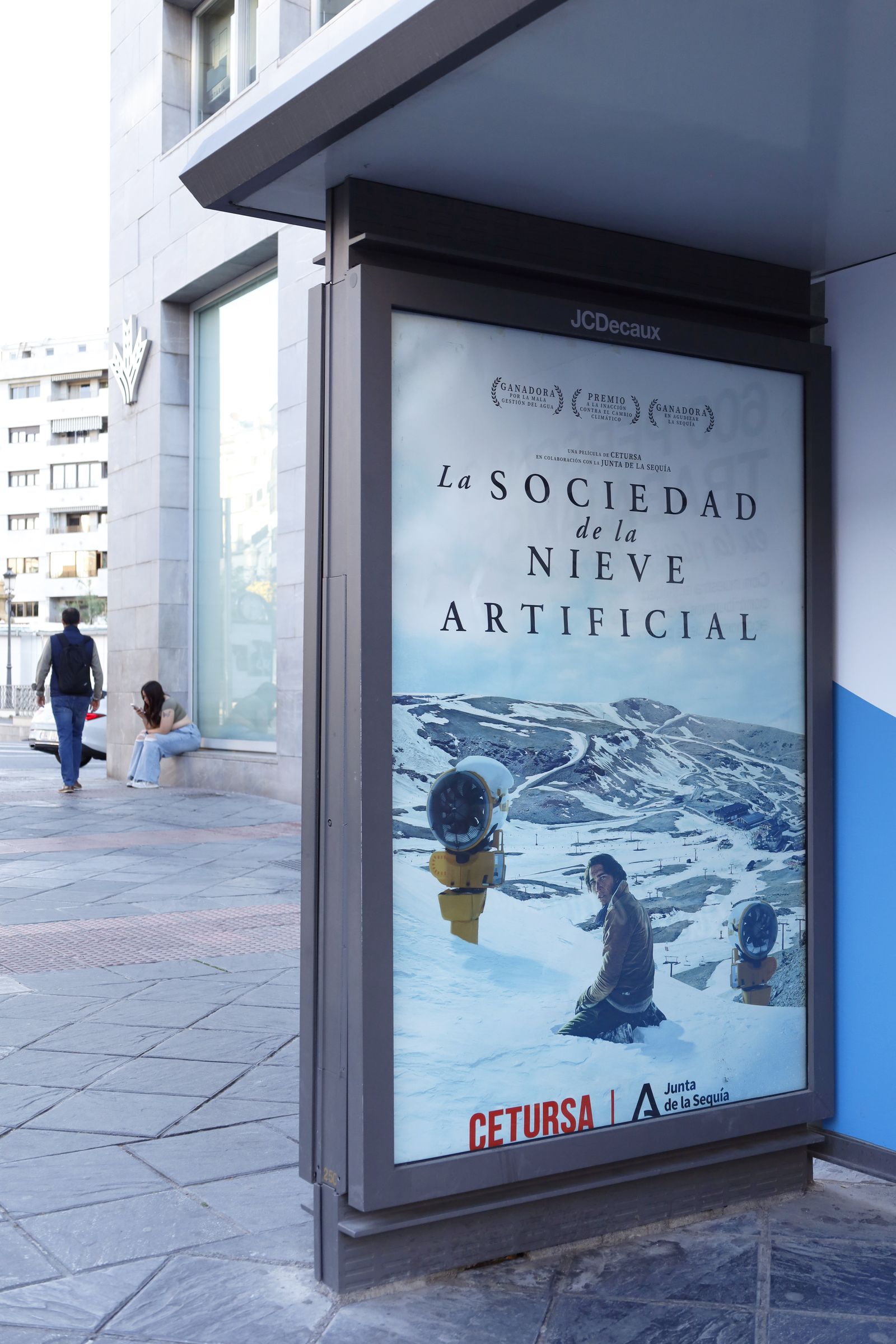 Detalle de la marquesina de bus de la Fuente de las Batallas