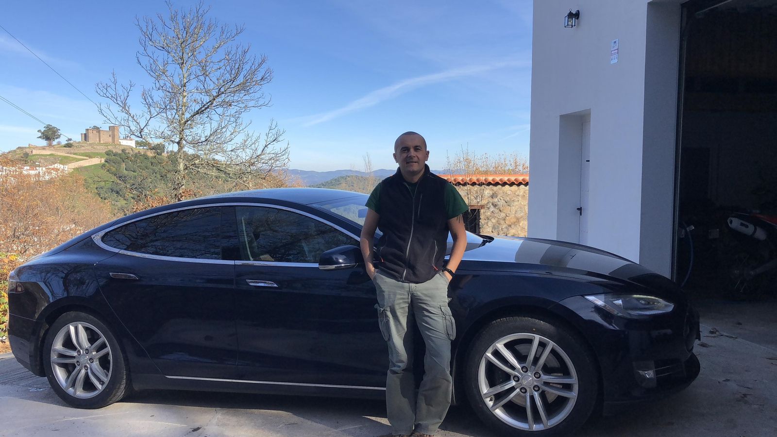 Carlos Delgado, con su Tesla en Cortegana; lo trajo de Noruega Carlos Delgado, con su Tesla en Cortegana; lo trajo de Noruega
