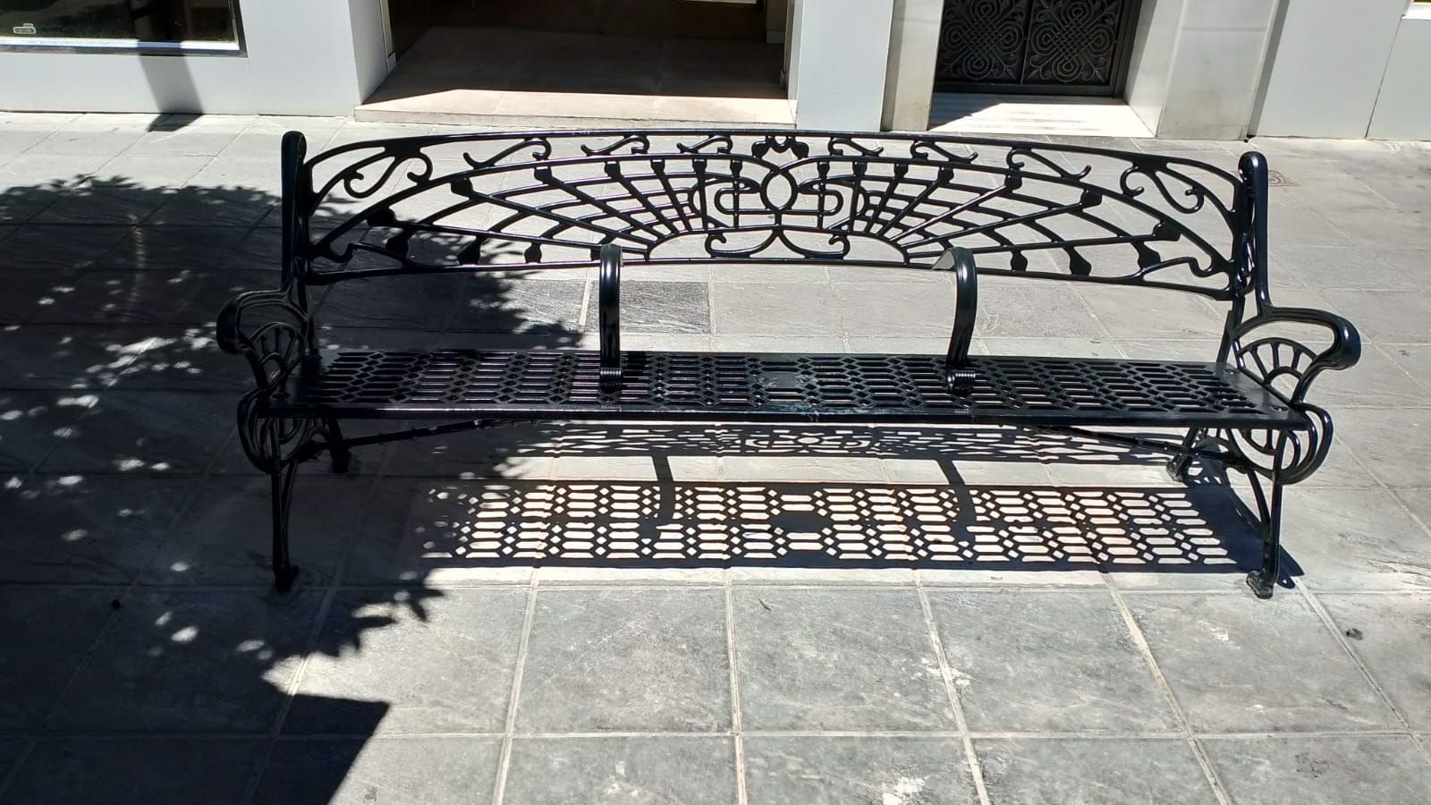 Los bancos que se están colocando en la calle San Jacinto hasta que lleguen los definitivos