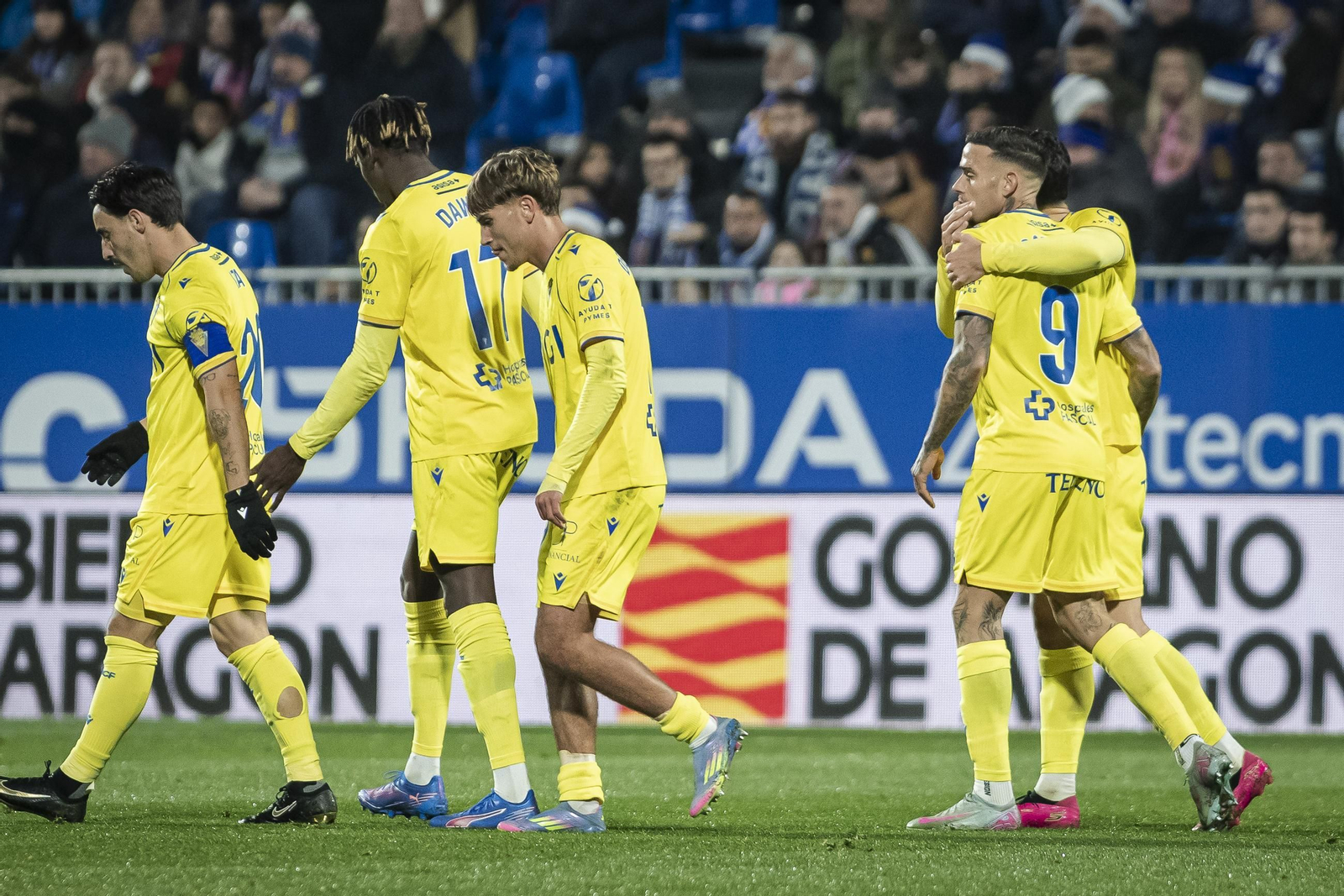 Jugadores del Cádiz en el partido contra el Zaragoza.
