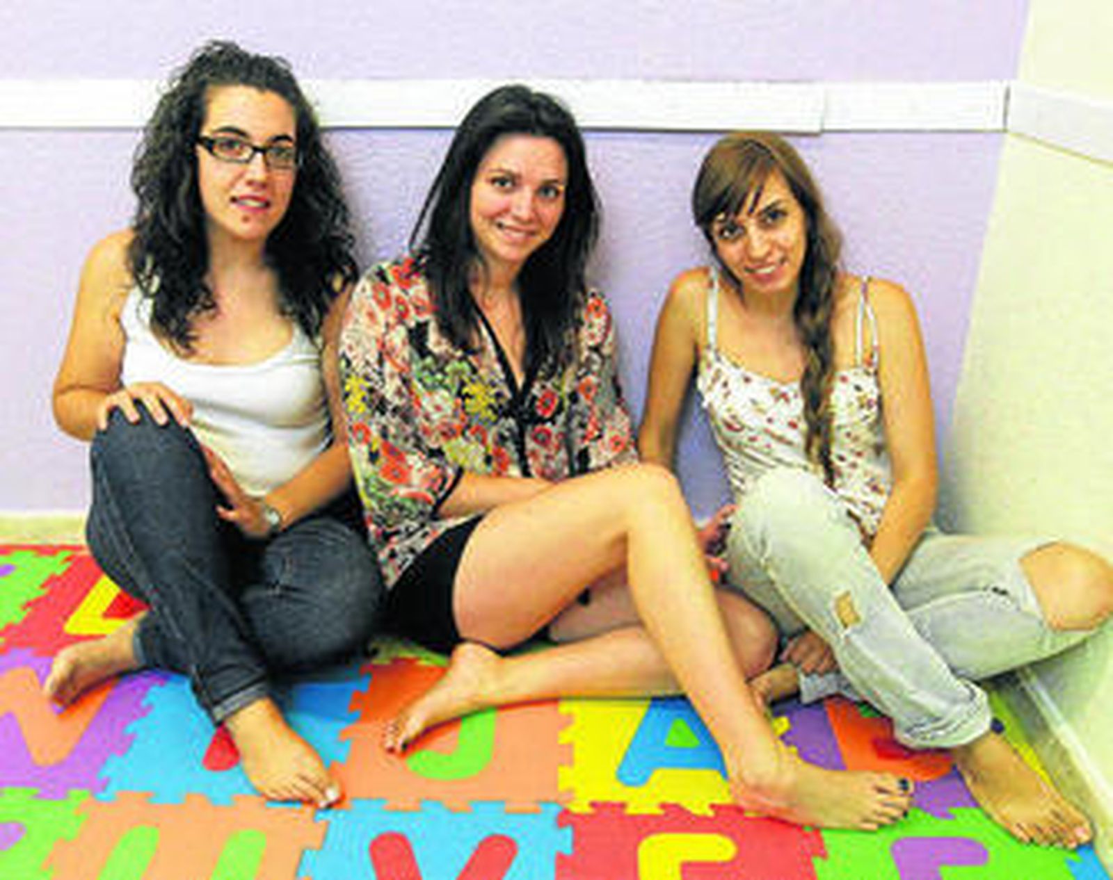 Maribel, Nora y Sandra en una de las habitaciones del nuevo centro socioeducativo Fortia.