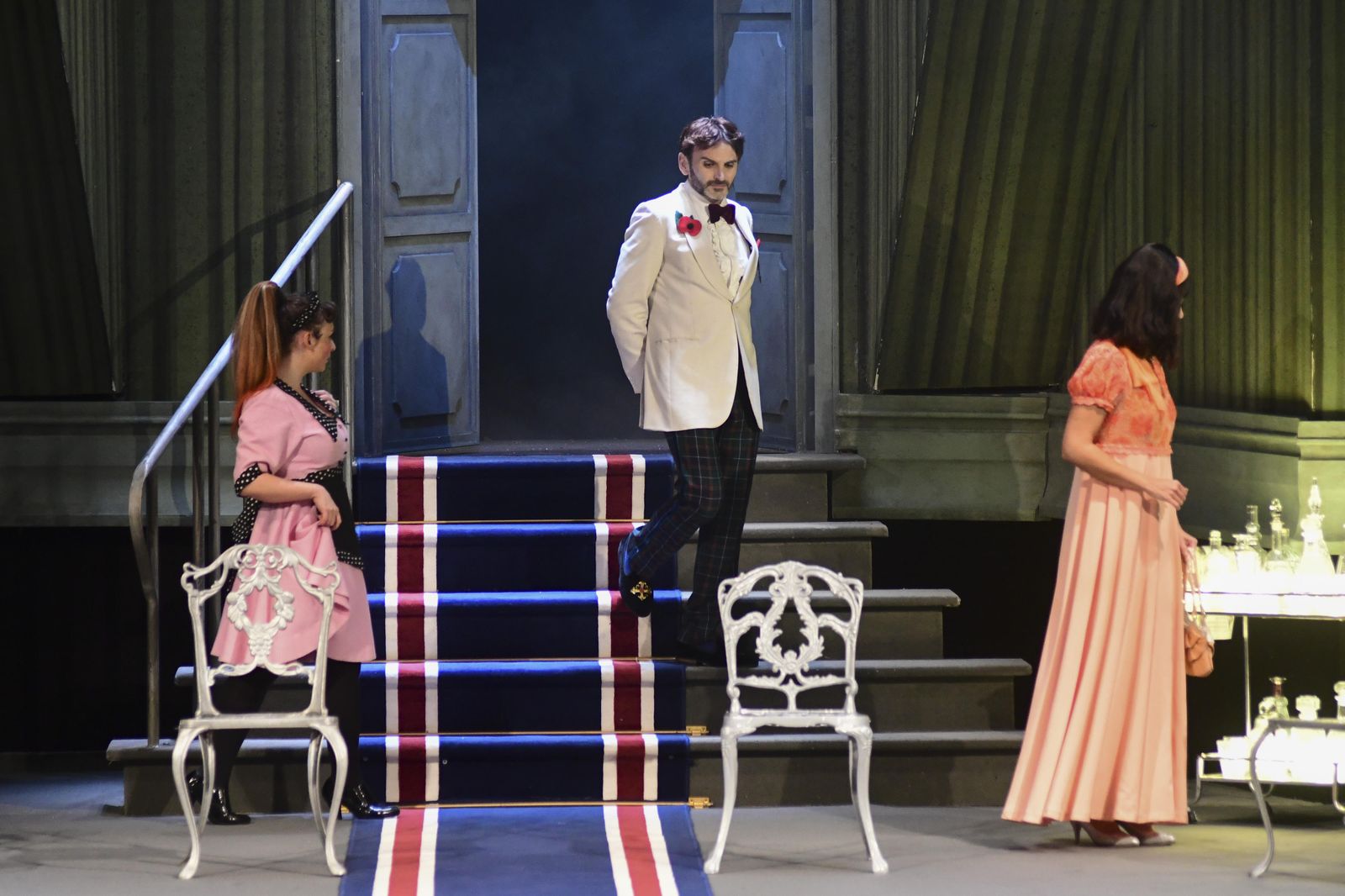 Fernando Tejero (centro), en una escena de 'La cantante calva', el pasado miércoles en el Gran Teatro.