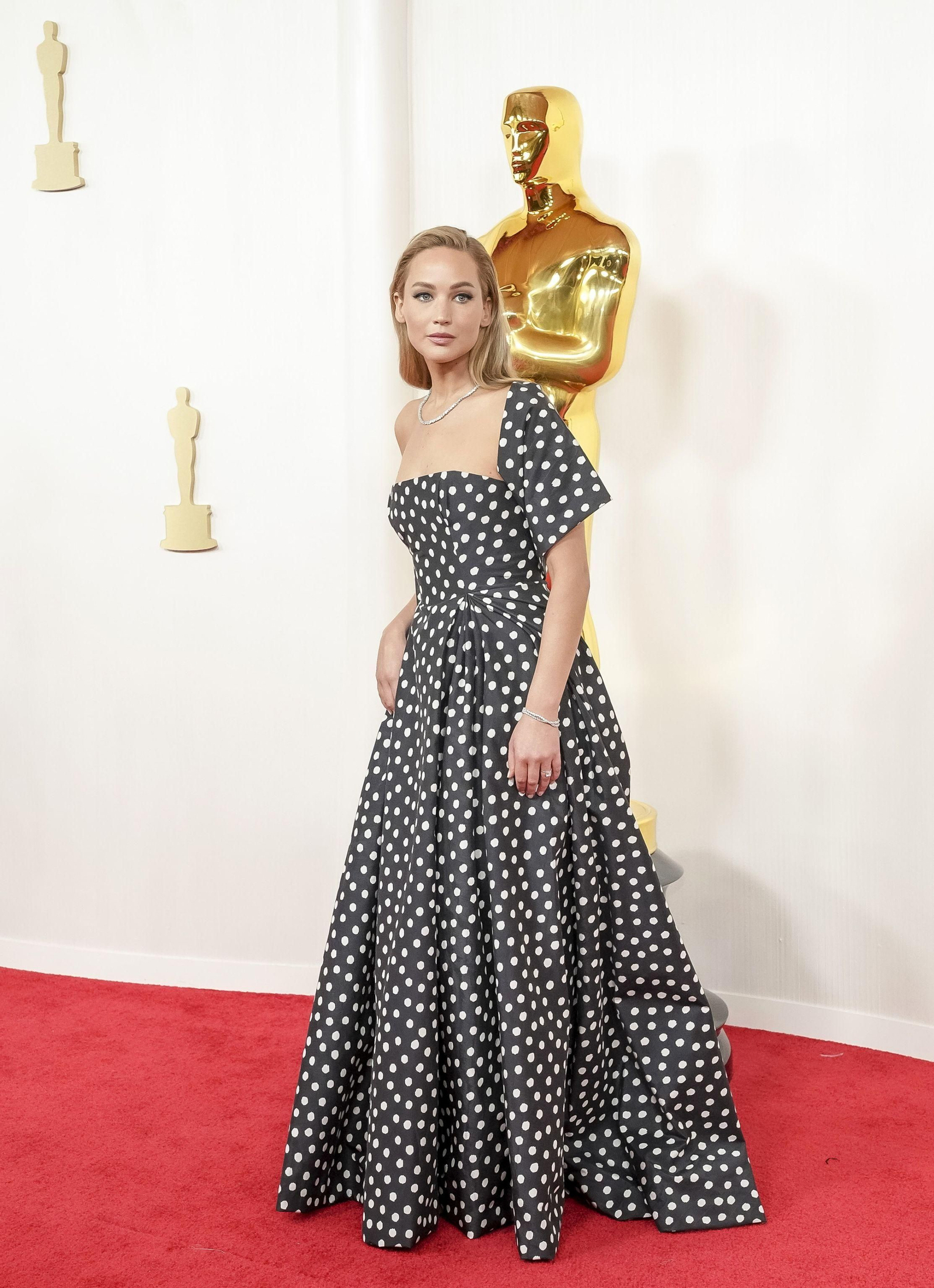 Un estampado clásico de topos blancos sobre negro, inspiración años 50, de Maria Grazia para Dior que lució la sutil Jennifer Lawrence, con una fina gargantilla