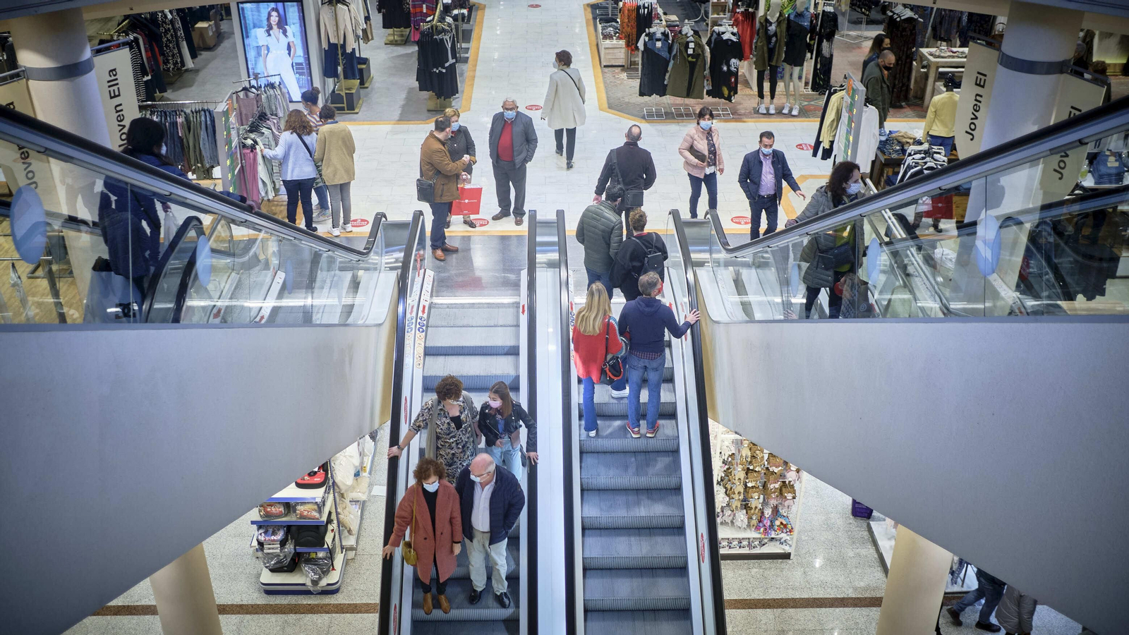La escalera principal del centro comercial de El Corte Inglés en Cádiz.