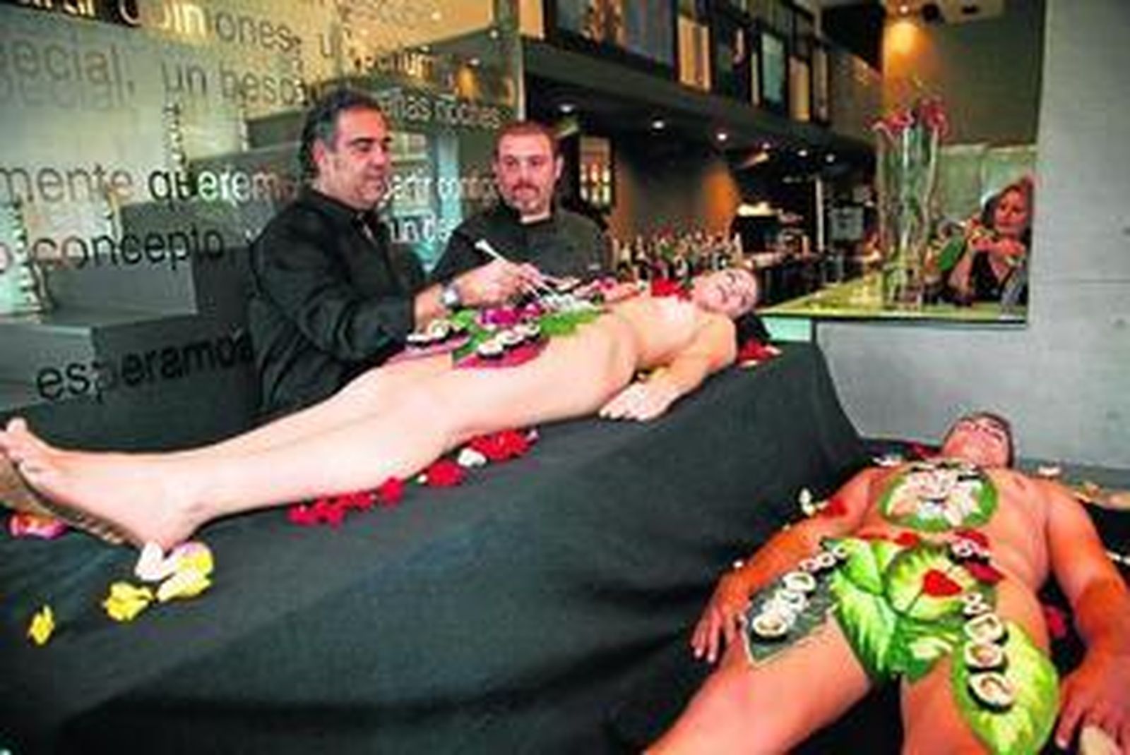 'Sushi' sobre cuerpos al desnudo