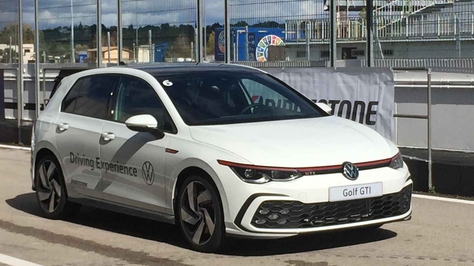 Hecho para la carretera, el desafío en circuito es mayúsculo incluso para un coche como el Volkswagen Golf GTI, aunque sale airoso de la prueba.