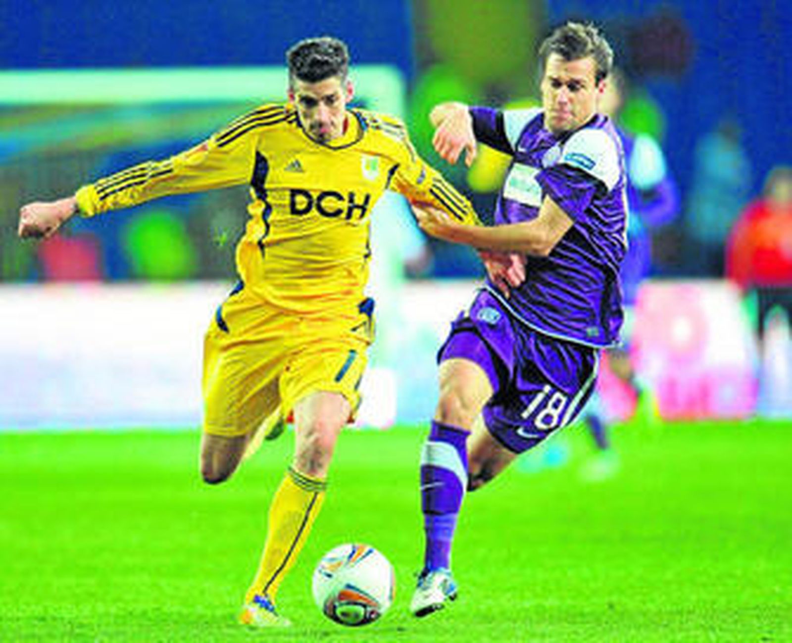 Sosa lucha con Liendl, del Austria de Viena, para irse en velocidad.