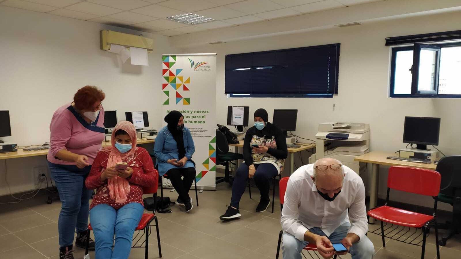 Taller de uso de dispositivos móviles en el aula de informática de ASIT.