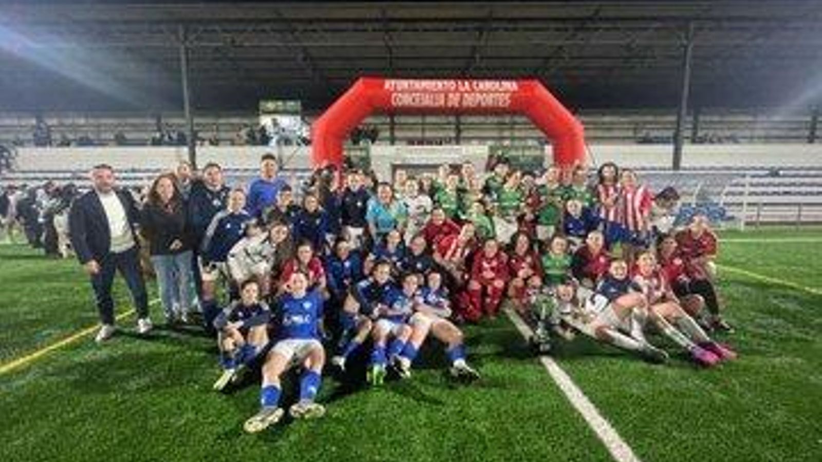 Foto de familia de los cuatro equipos de la Final Four con autoridades.