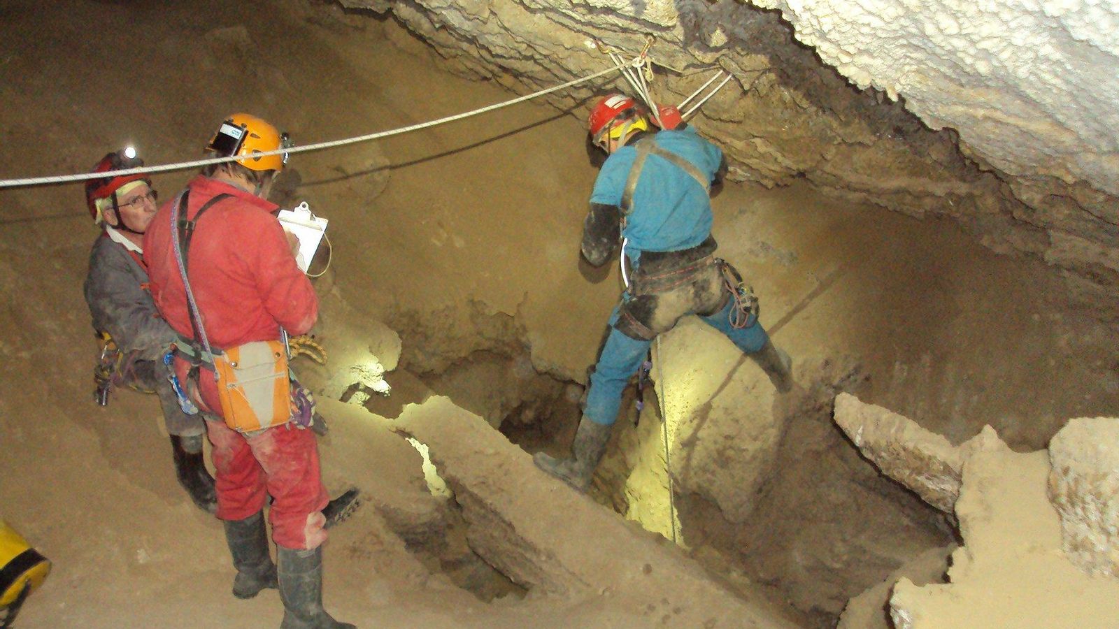 El equipo se dispone a descender por la boca de un pozo
