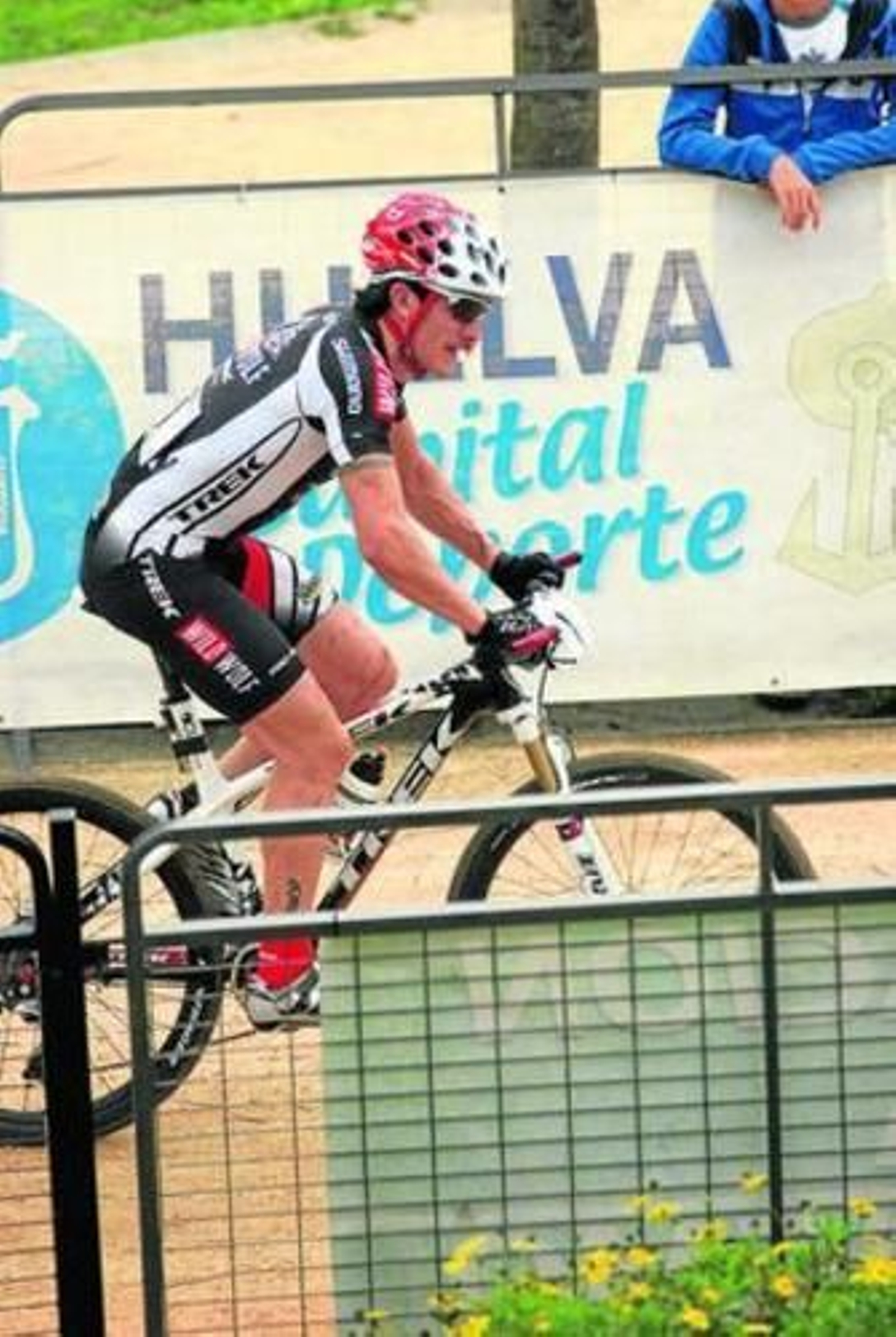 Carlos Coloma, en la carrera. A la derecha, el ganador Marc Trayter con su maillot de campeón de España.