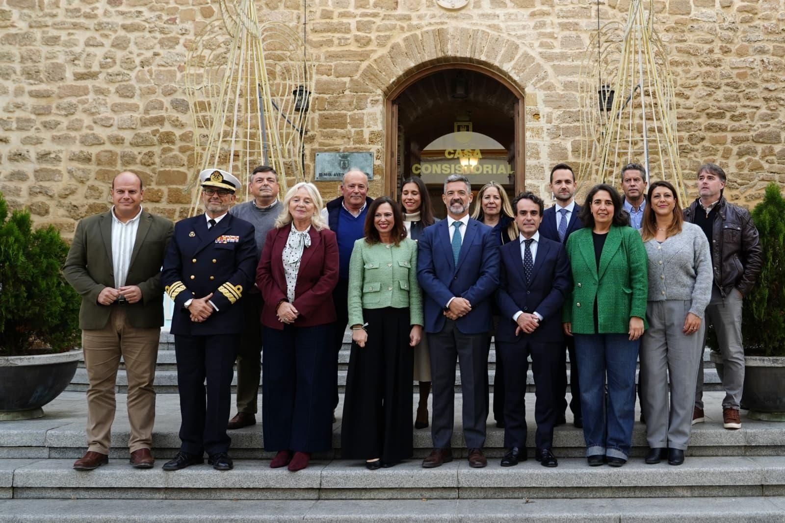 Imagen institucional tras la reunión en el Castillo Municipal, con la consejera de Fomento, Rocío Díaz, y el alcalde de Rota, José Javier Ruiz Arana, en el centro.