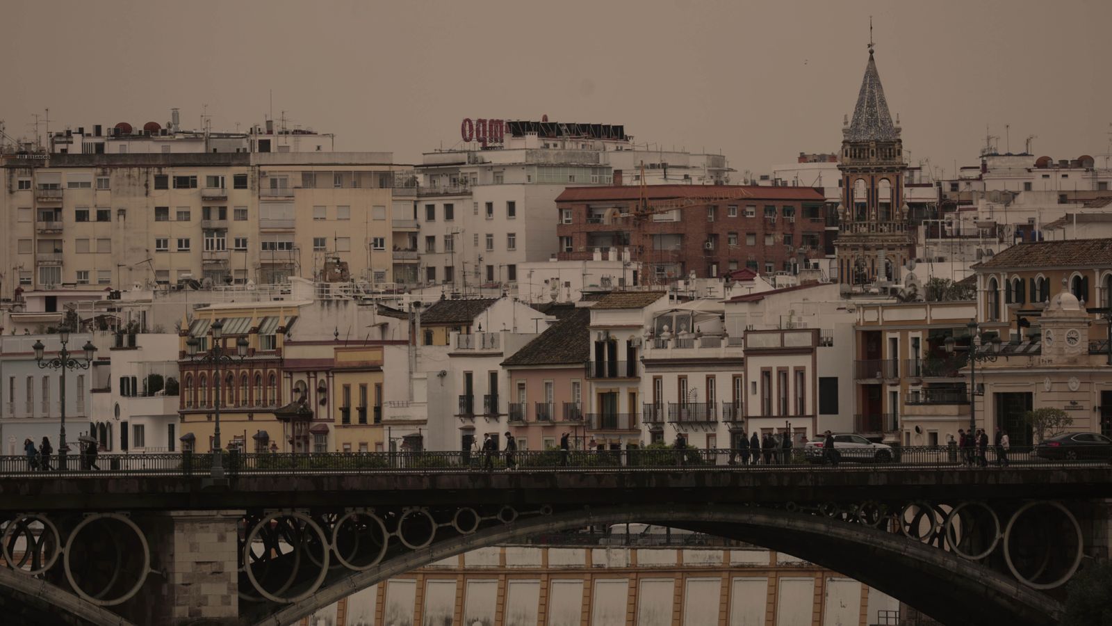Un nuevo día de calima y lluvia de barro en Sevilla