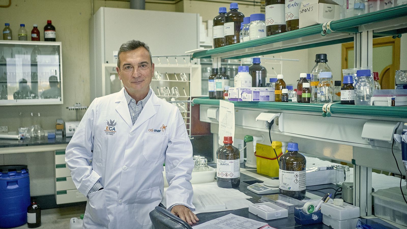 Eduardo González Mazo posa en el laboratorio de su departamento en la Facultad de Ciencias del Mar.