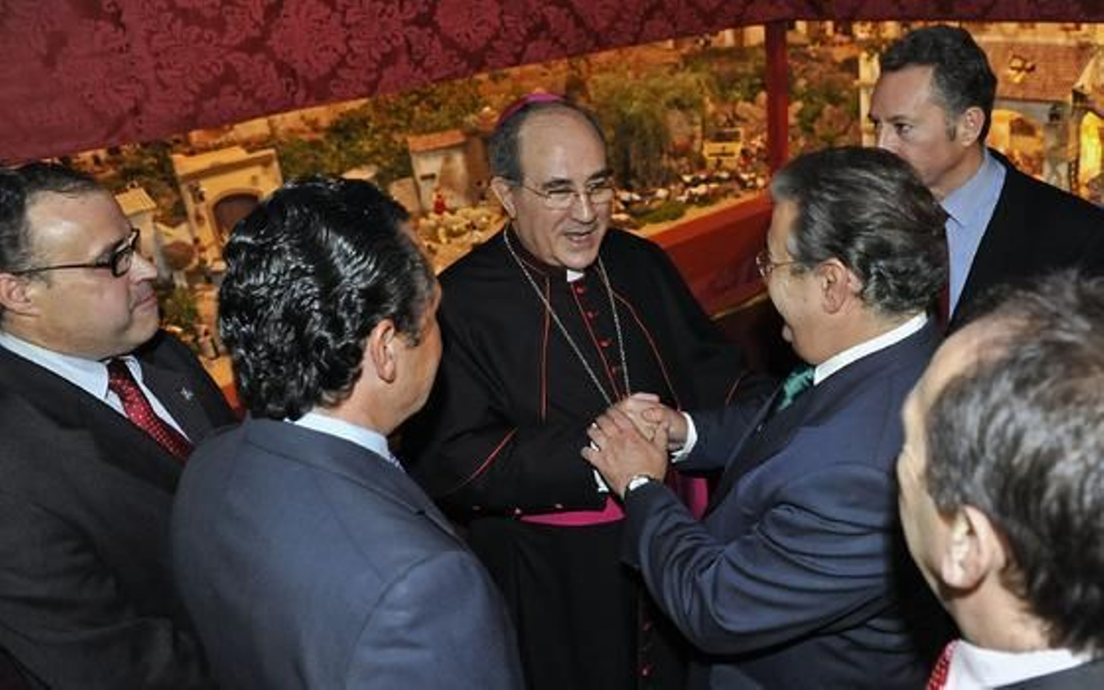 El arzobispo saluda a Zoido en presencia de Vicente Rodríguez, administrador de los sucesores de Ángel Martínez; Gonzalo Madariaga, José Antonio Carrizosa y José Joly.

Foto: J. C. Vázquez y Victoria Hidalgo