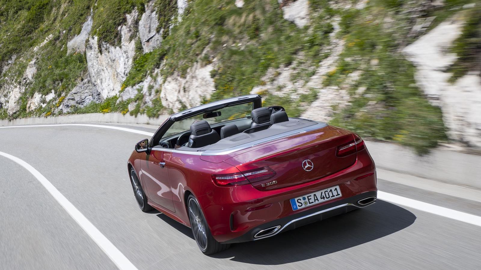 Se caracteriza por ser un descapotable de techo de lona y capacidad para cuatro personas.