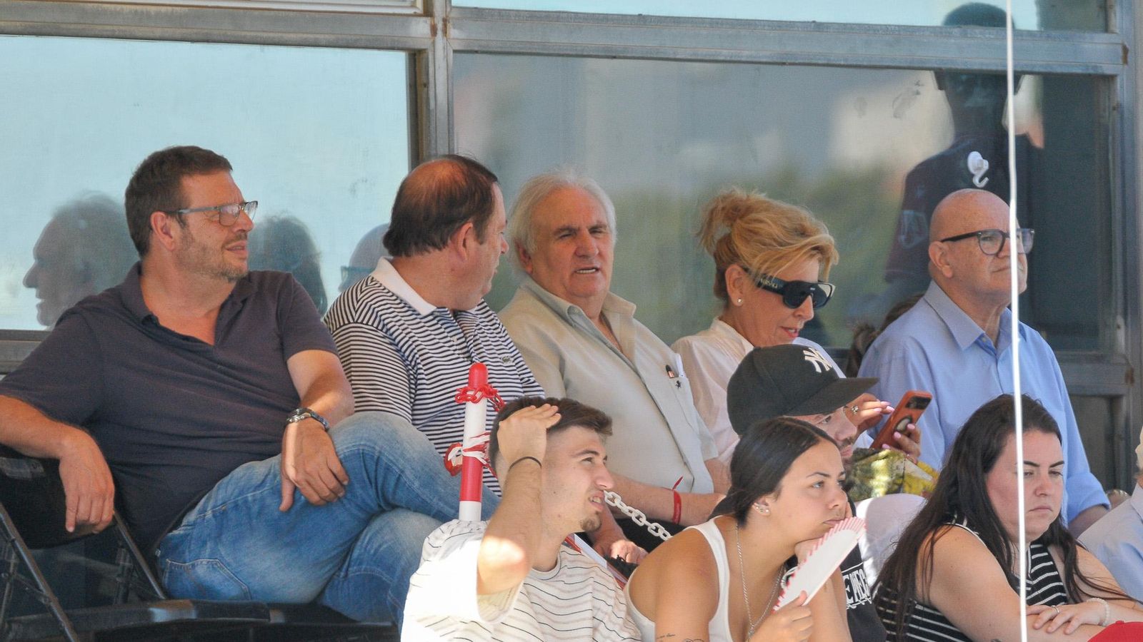 Alfonso García, quien fuera presidente de la UD Almería, presención el encuentro del Águilas que preside en la actualidad.
