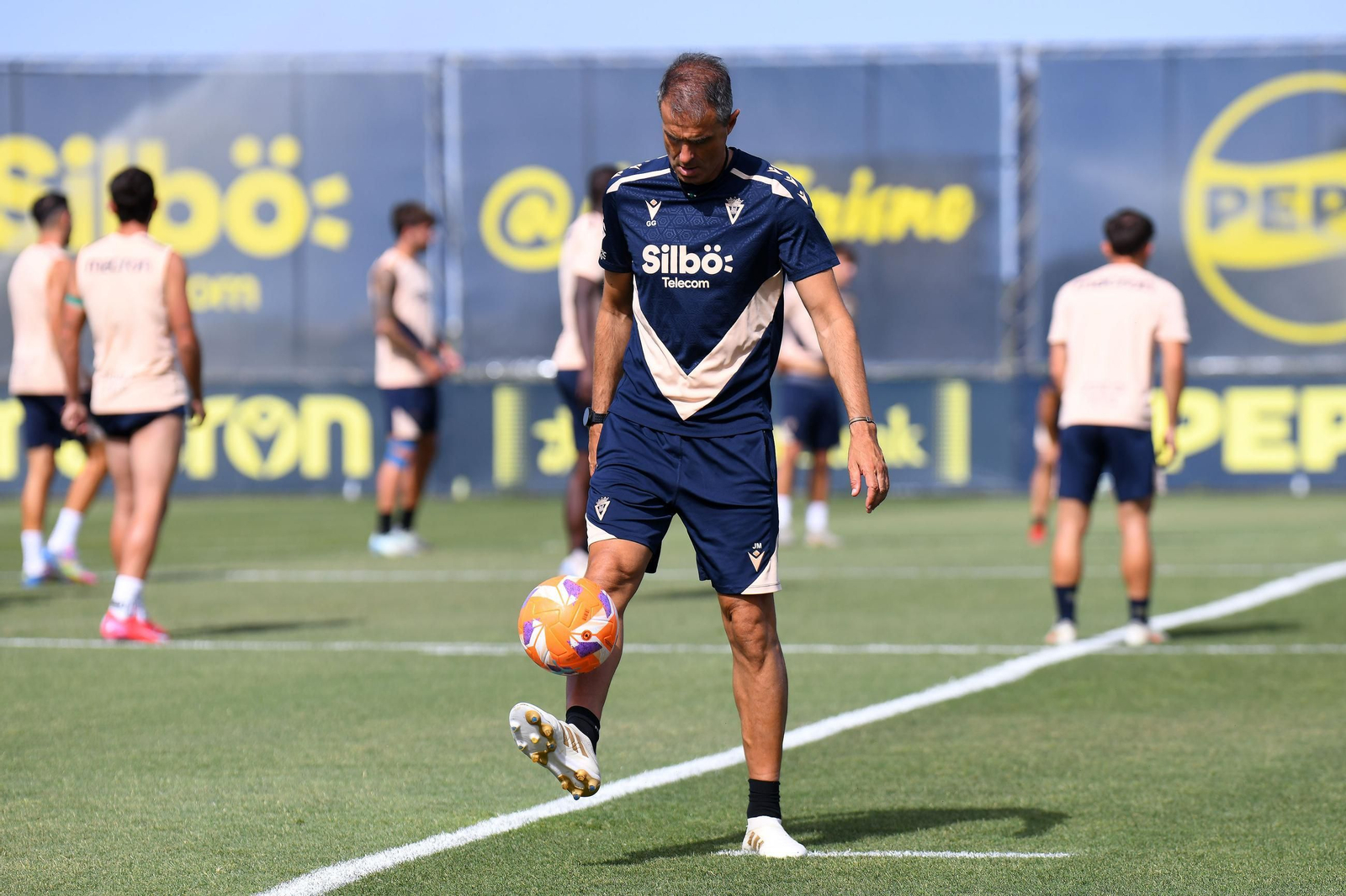 Garitano muestra sus condiciones con el balón en los pies.