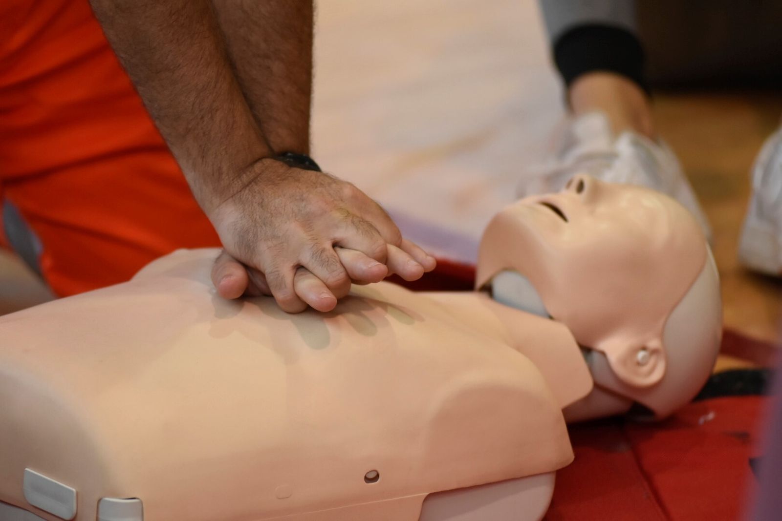 Las jornadas de formación en reanimación cardiopulmonar celebradas en el instituto Fidiana de Córdoba, en imágenes