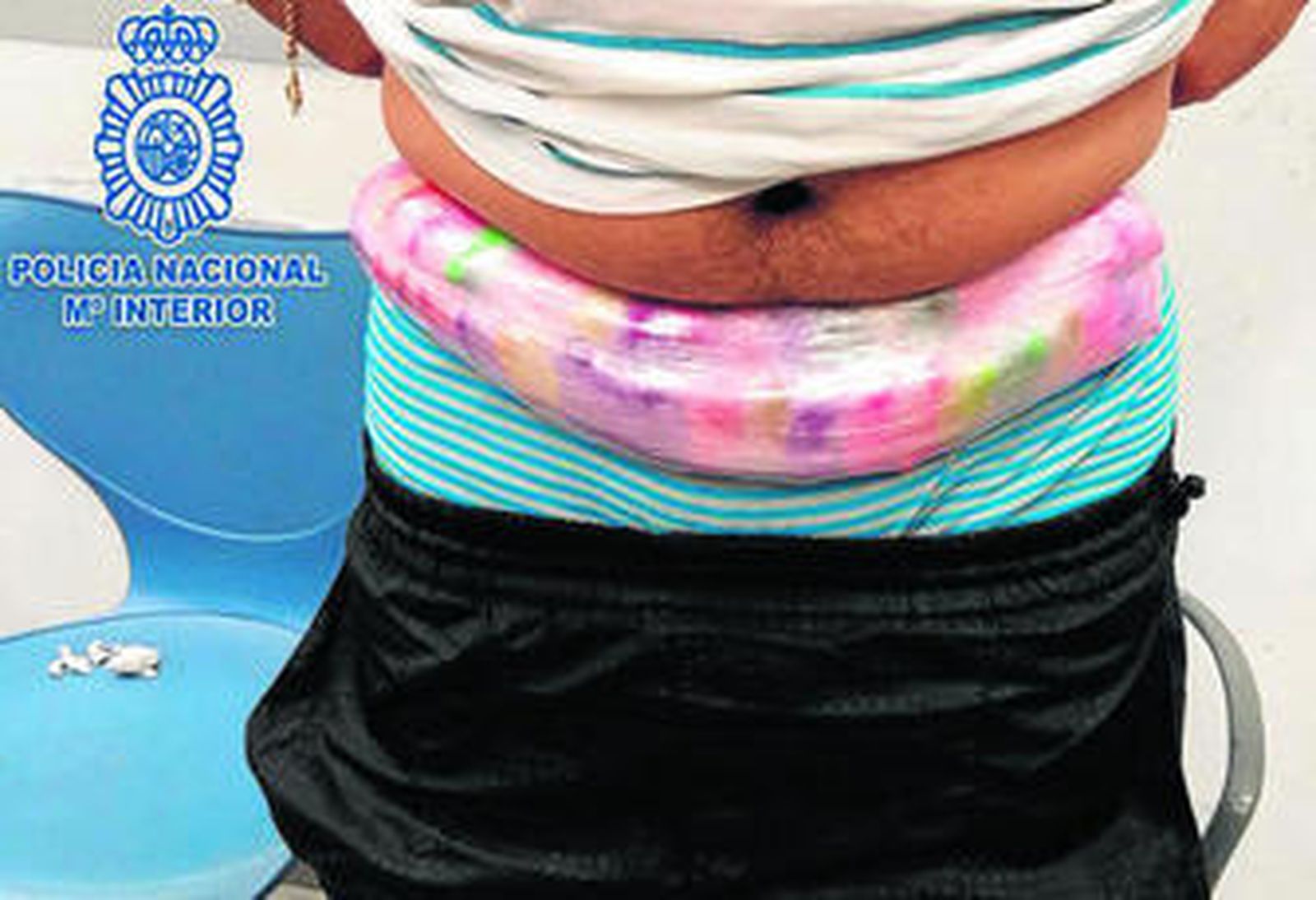 Así llevaba la droga uno de los detenidos por la Policía en Tarifa.