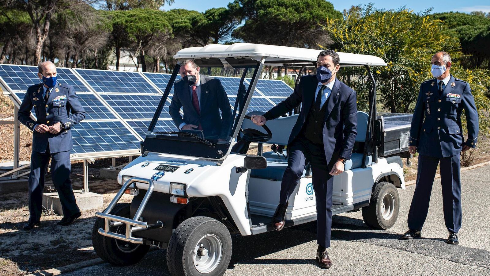 El presidente de la Junta tuvo la ocasión de conducir un vehículo movido con hidrógeno. El presidente de la Junta tuvo la ocasión de conducir un vehículo movido con hidrógeno.