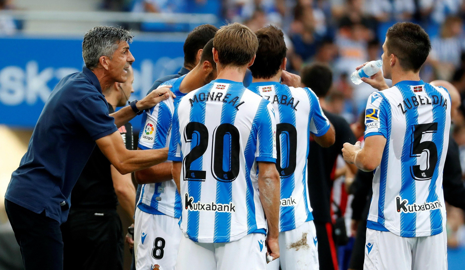 Alguacil habla con sus jugadores en un partido de la Real.