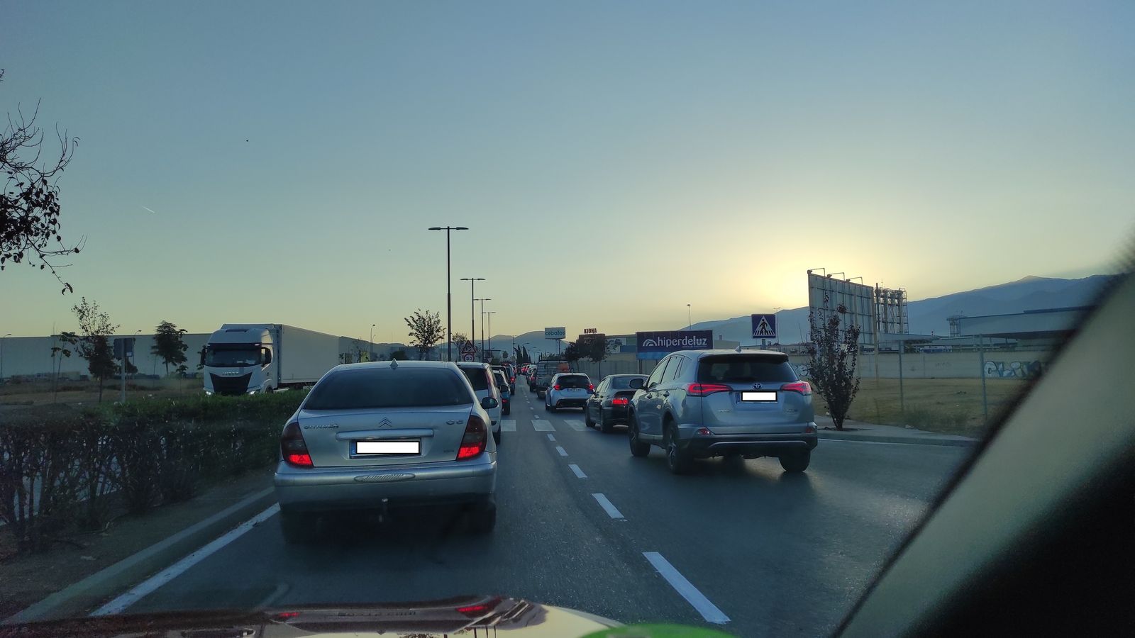 El atasco en el tráfico ha sido tal que incluso en poblaciones como Armilla se han notado los efectos