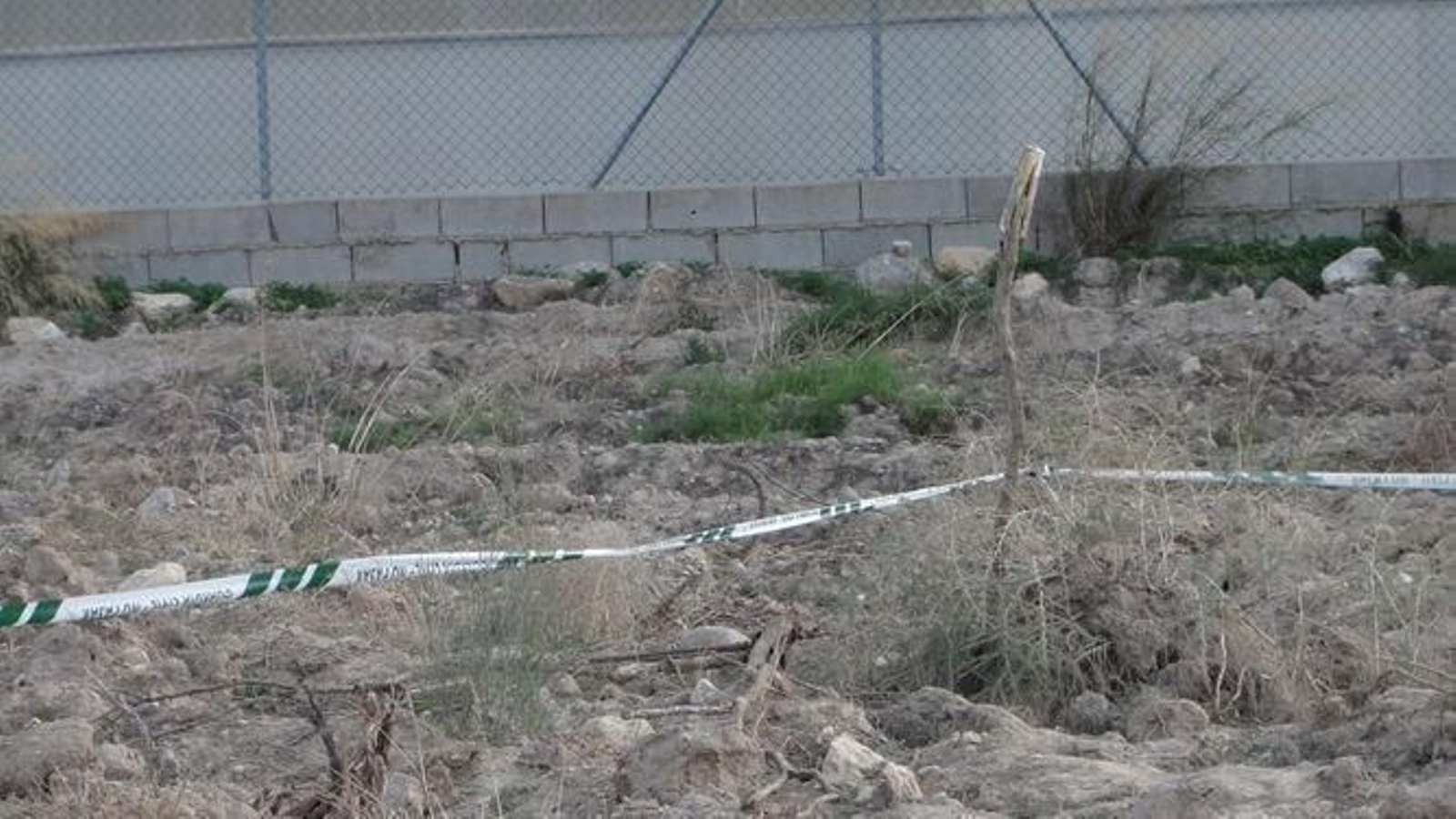 Explanada junto a un invernadero en Boquera de Morillas en el que se encontraban los restos óseos.