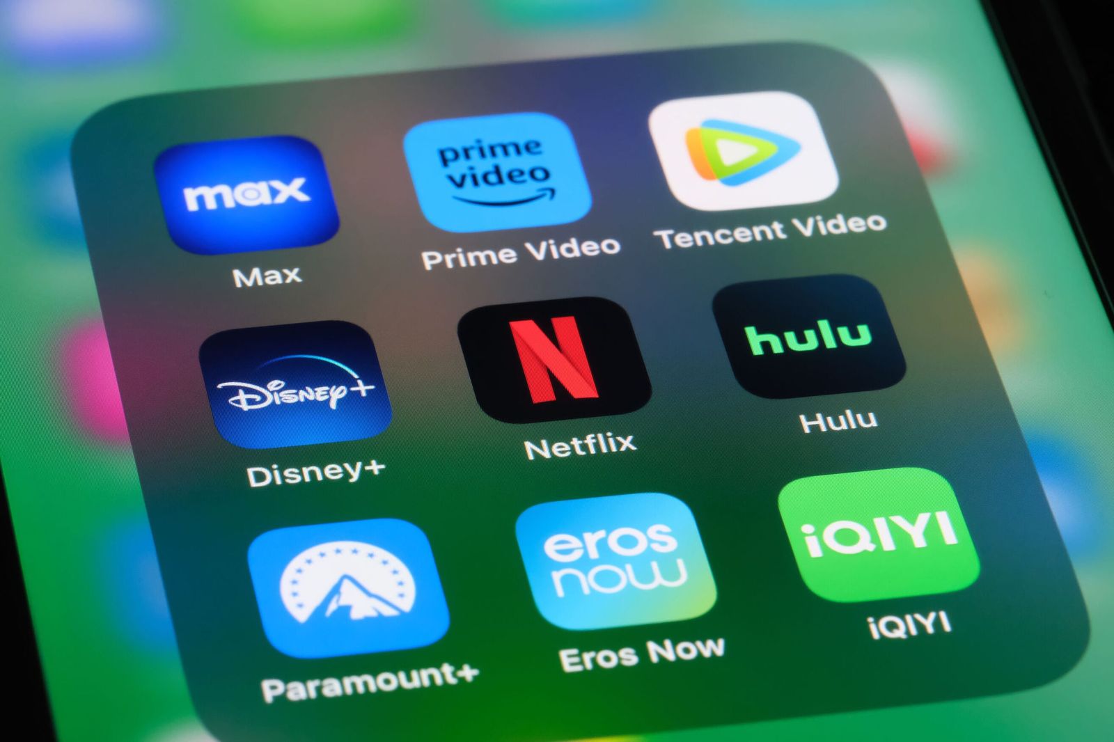 Aplicaciones de plataformas de streaming en un dispositivo móvil.