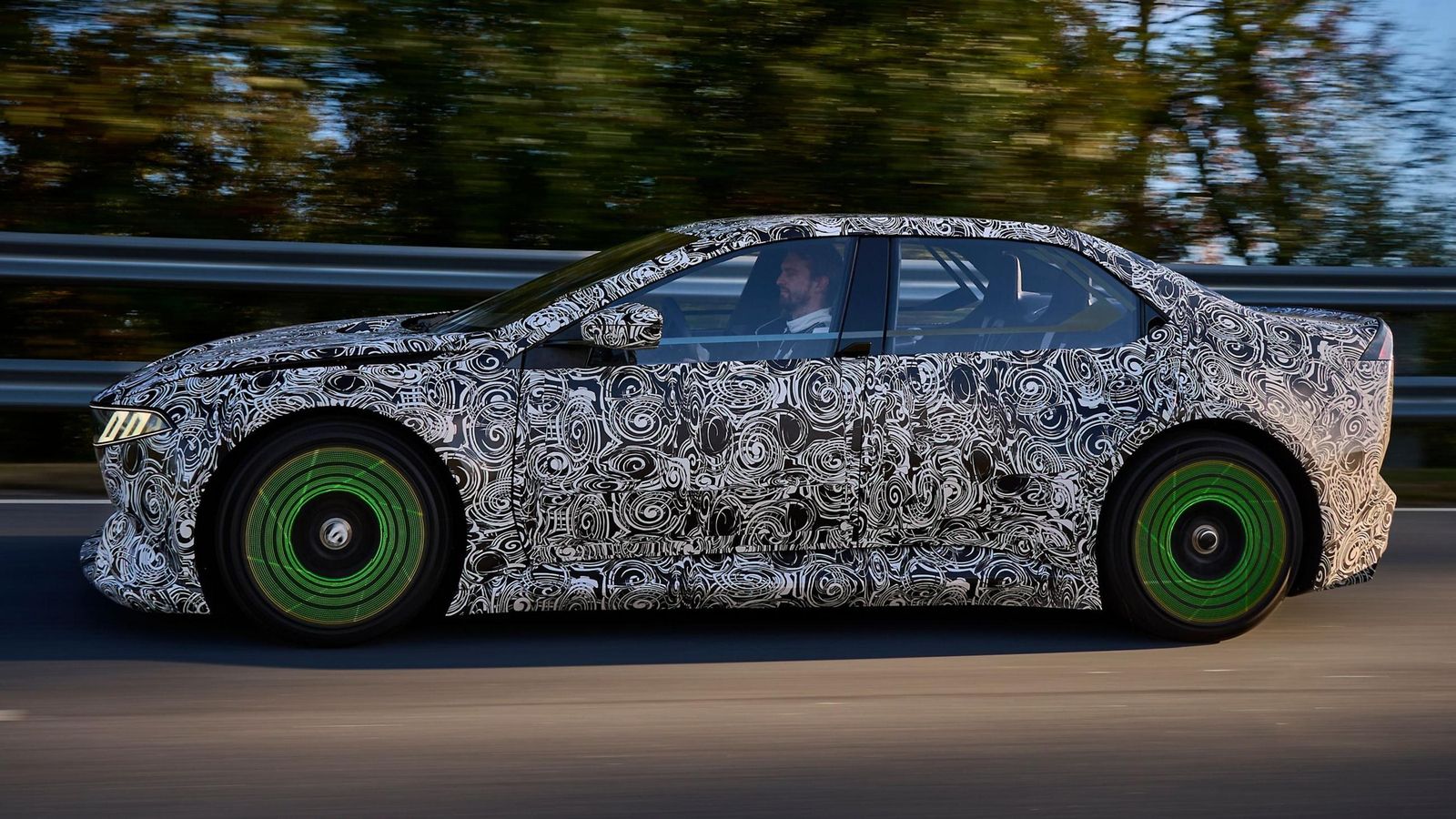 Los colores de las llantas muestran de qué modo está trabajando el Heart of Joy, el nuevo procesador para los aspectos dinámicos de BMW.