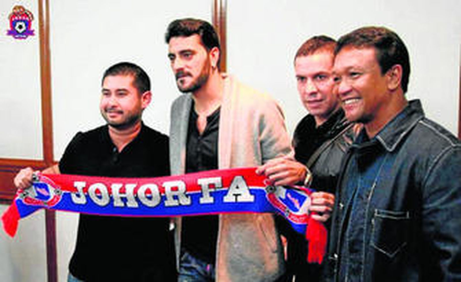 Dani Güiza, posando con una bufanda del Johor FA a su llegada a Malasia.