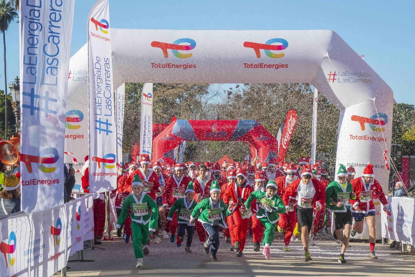 La III Carrera de Papá Noel de Sevilla reúne a más de 1.500 participantes en el Parque de María Luisa