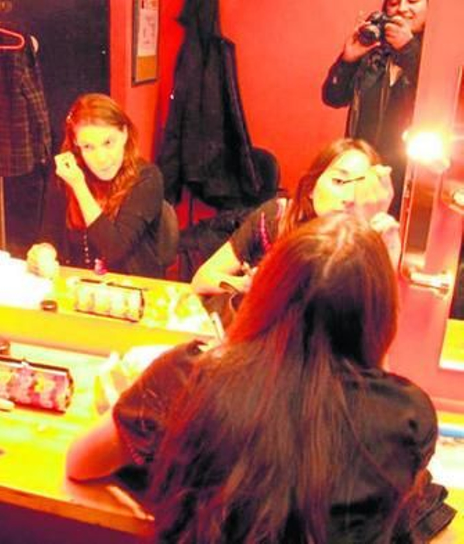 Alumnas de los cursos de intepretación en los camerinos.