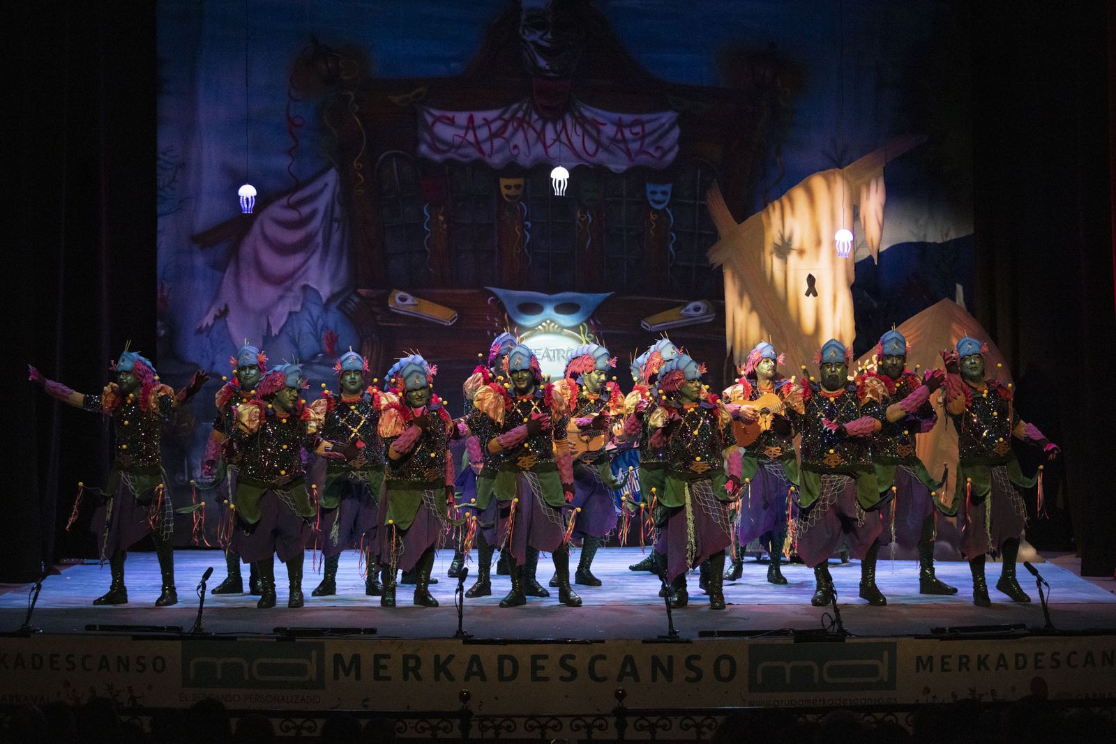 Imágenes de la actuación de la comparsa de Huelva 'El mar de febrero' en el Carnaval Colombino