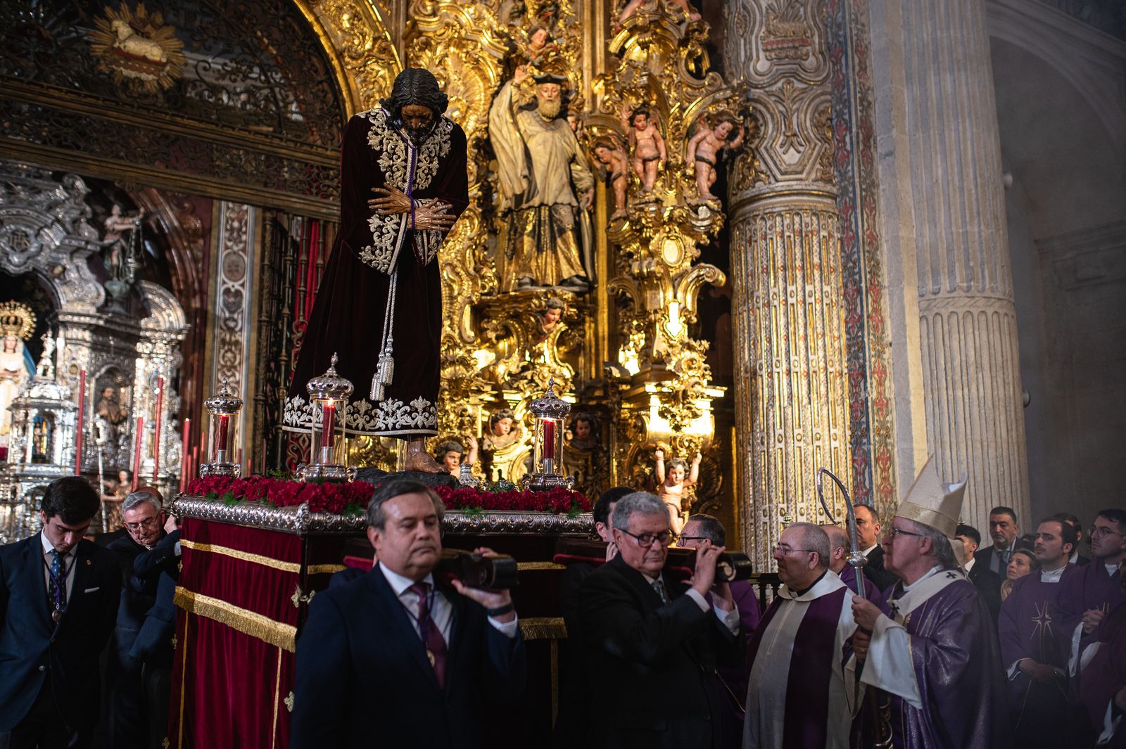 El traslado del Señor de Pasión a su paso, en imágenes