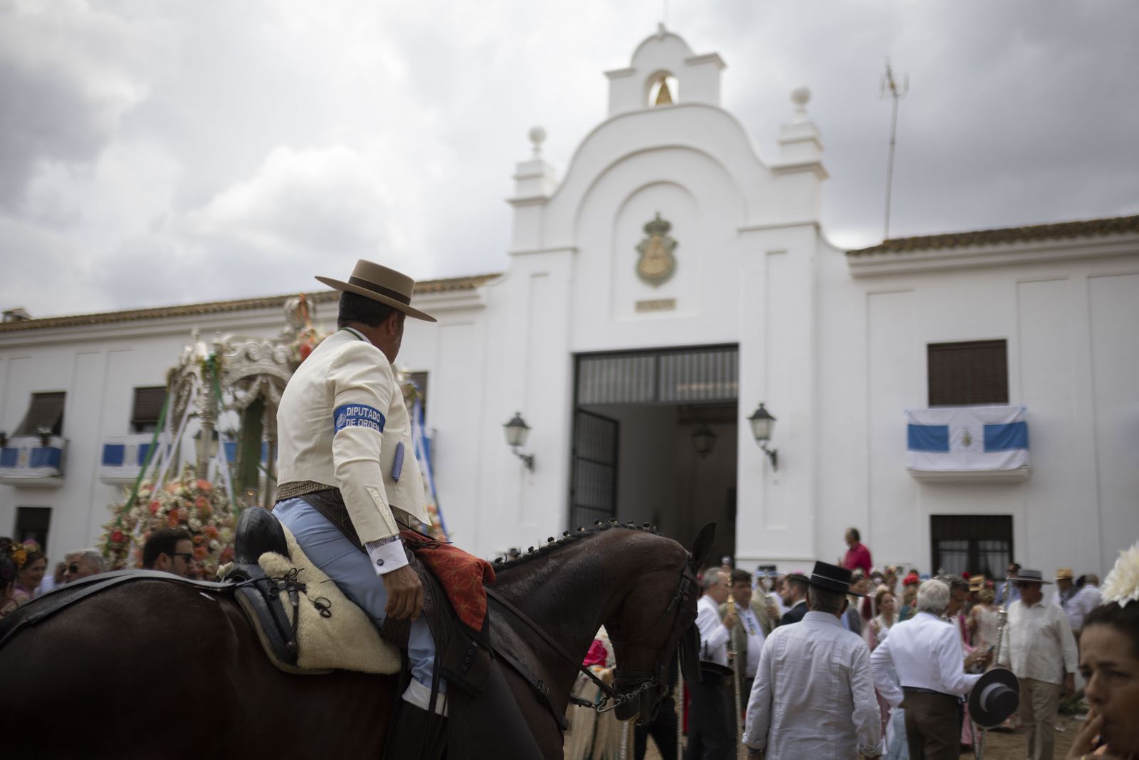 El Rocío 2023: Imágenes de ambiente en la aldea durante la presentación de las Hermandades