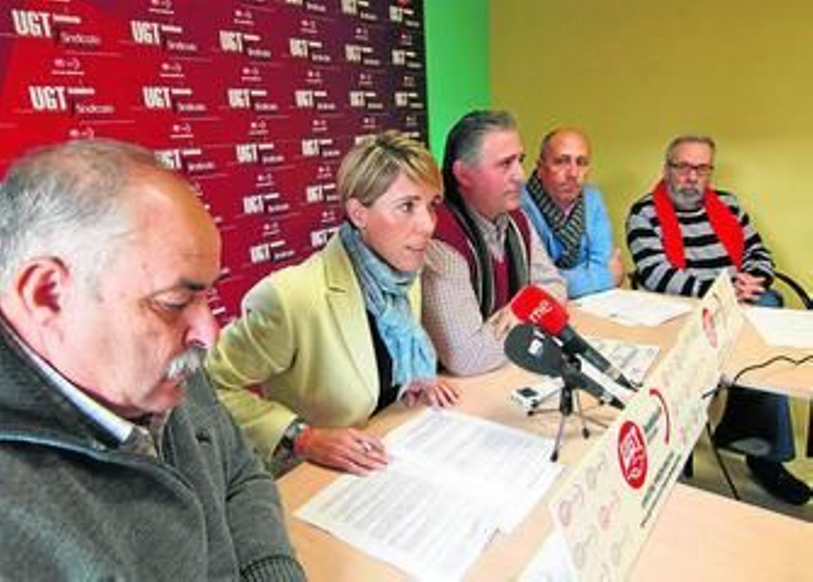 Isabel Araque, en el centro, ayer en la sede de UGT.