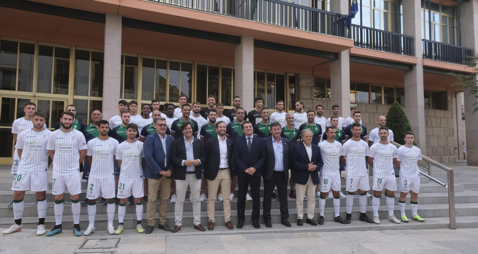 La visita del Córdoba CF al Ayuntamiento de Córdoba, en imágenes