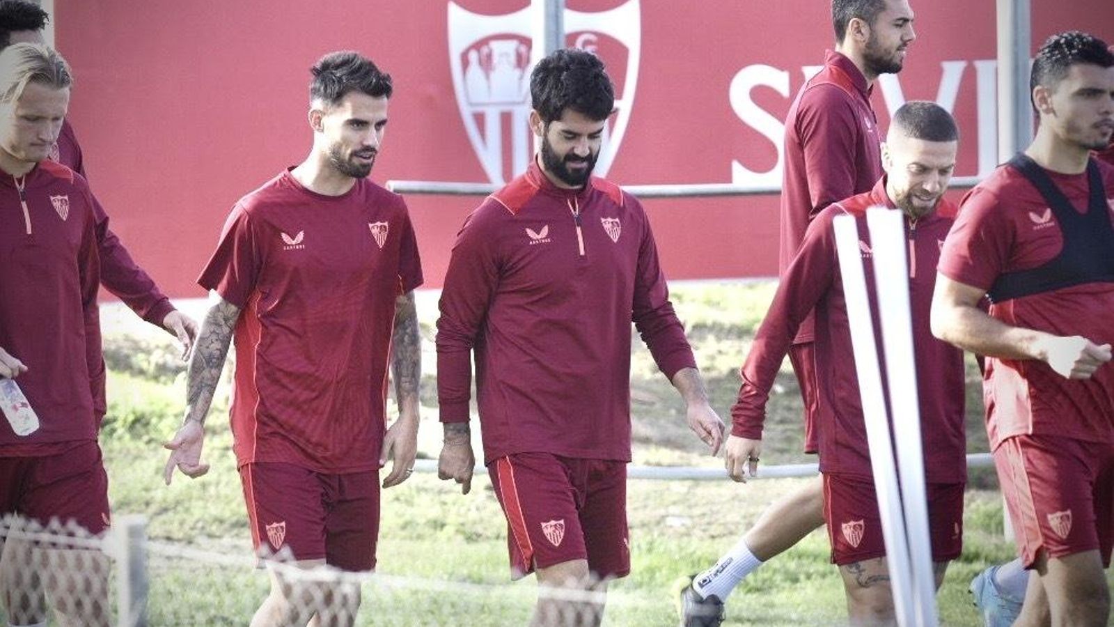 Isco sonríe junto a Suso y Papu camino al campo de entrenamiento este viernes. Isco sonríe junto a Suso y Papu camino al campo de entrenamiento este viernes.