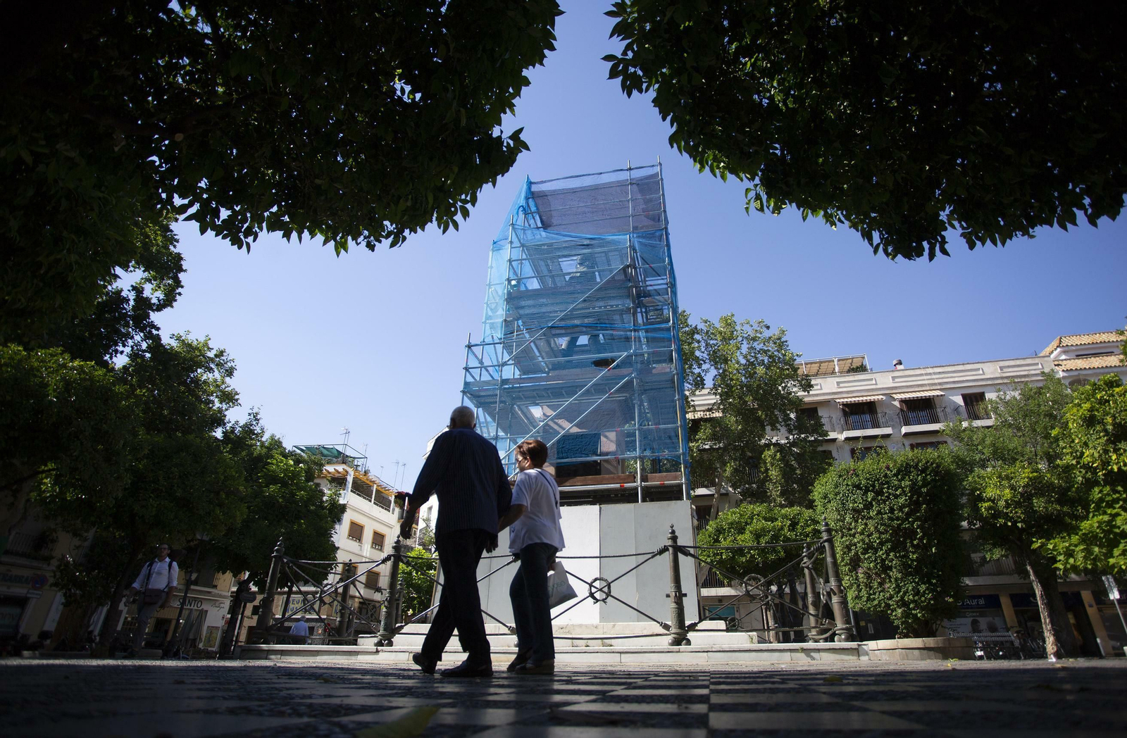 Limpieza al monumento de Dioíz de la Gavidia.