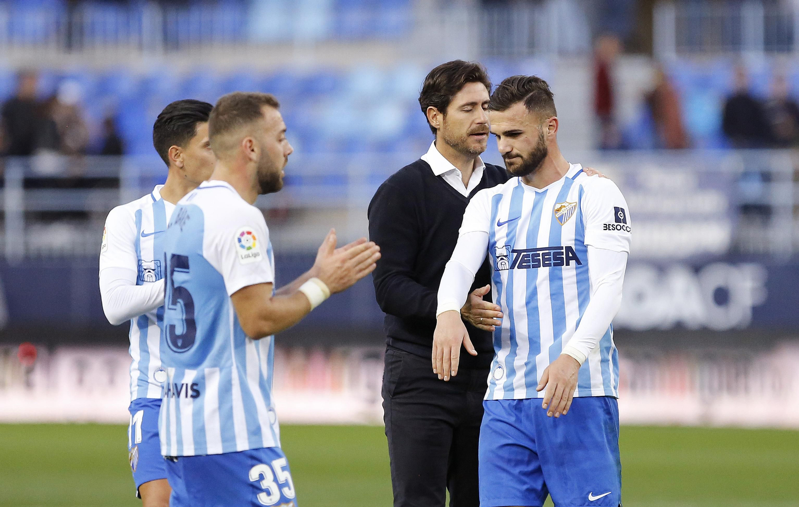 Keidi Bare y Sadiku se saludan en presencia de Renato y Víctor. Keidi Bare y Sadiku se saludan en presencia de Renato y Víctor.