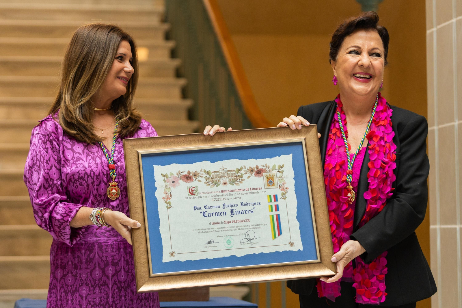 Carmen Linares es distinguida como hija predilecta