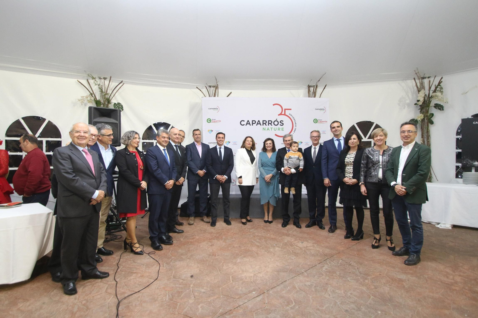 En el centro, Pedro Caparrós, con su nieto en brazos y su mujer, Ana Andújar, y las autoridades y premiados en la gala.