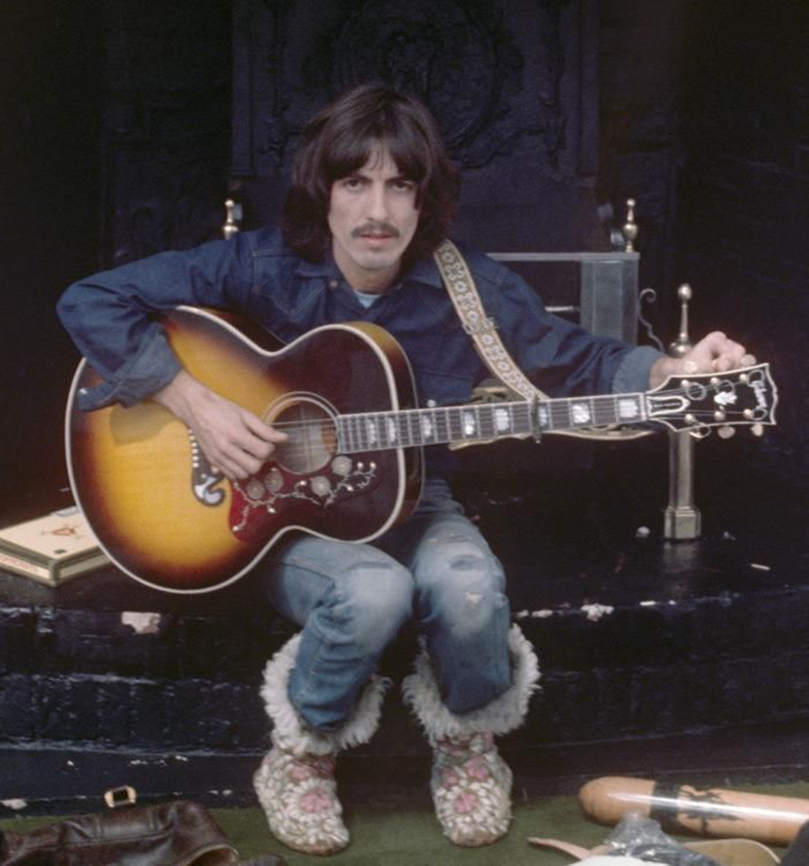 George con su guitarra y unas cómodas botas