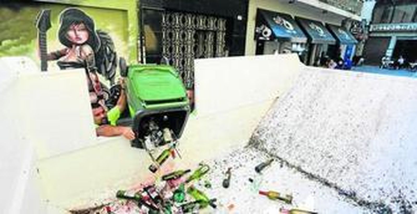 Operarios de Molivisa en la recogida puerta a puerta del vidrio en el Centro.