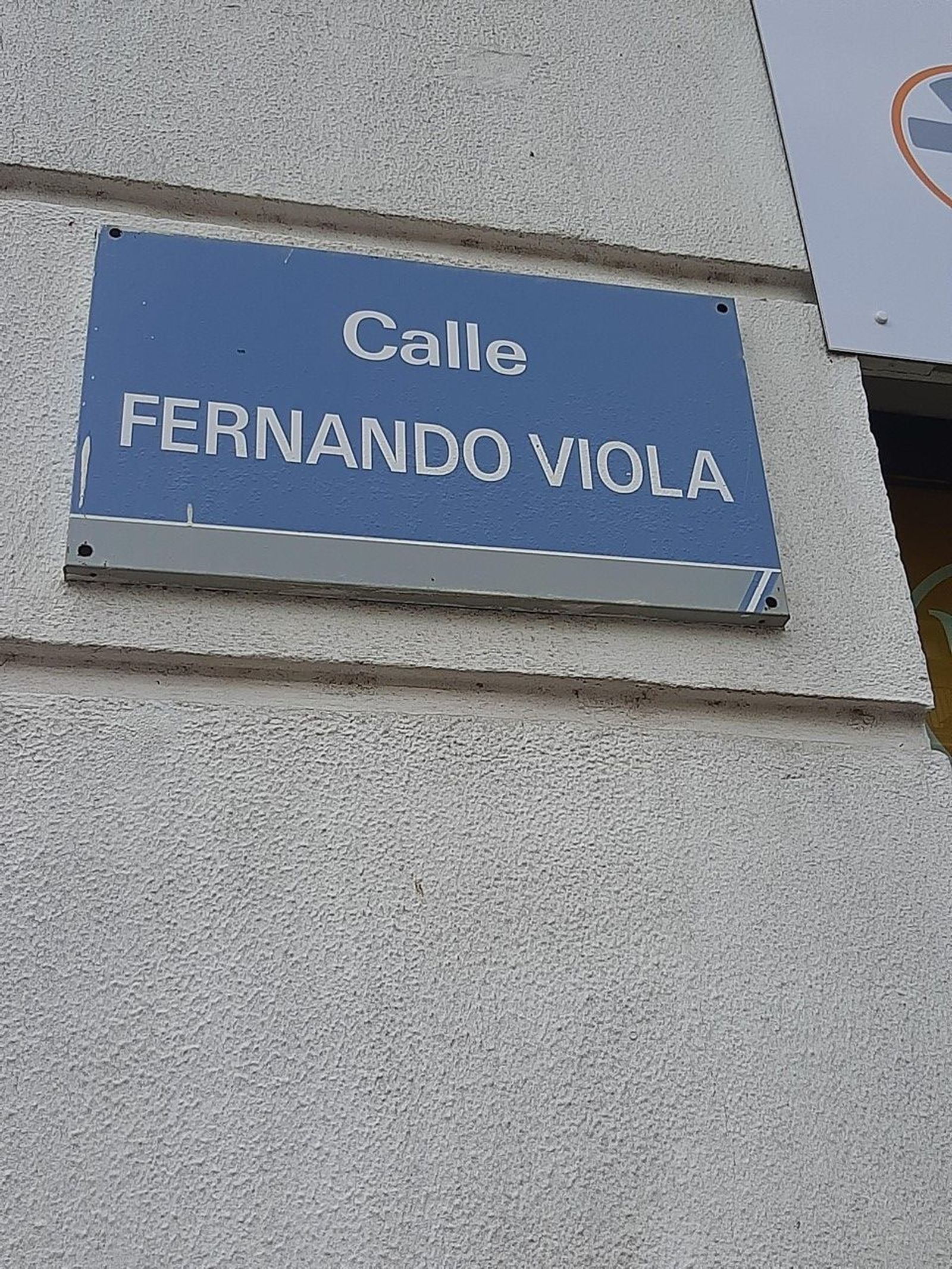 Rótulo de calle de Jerez con el nombre de Fernando Viola.