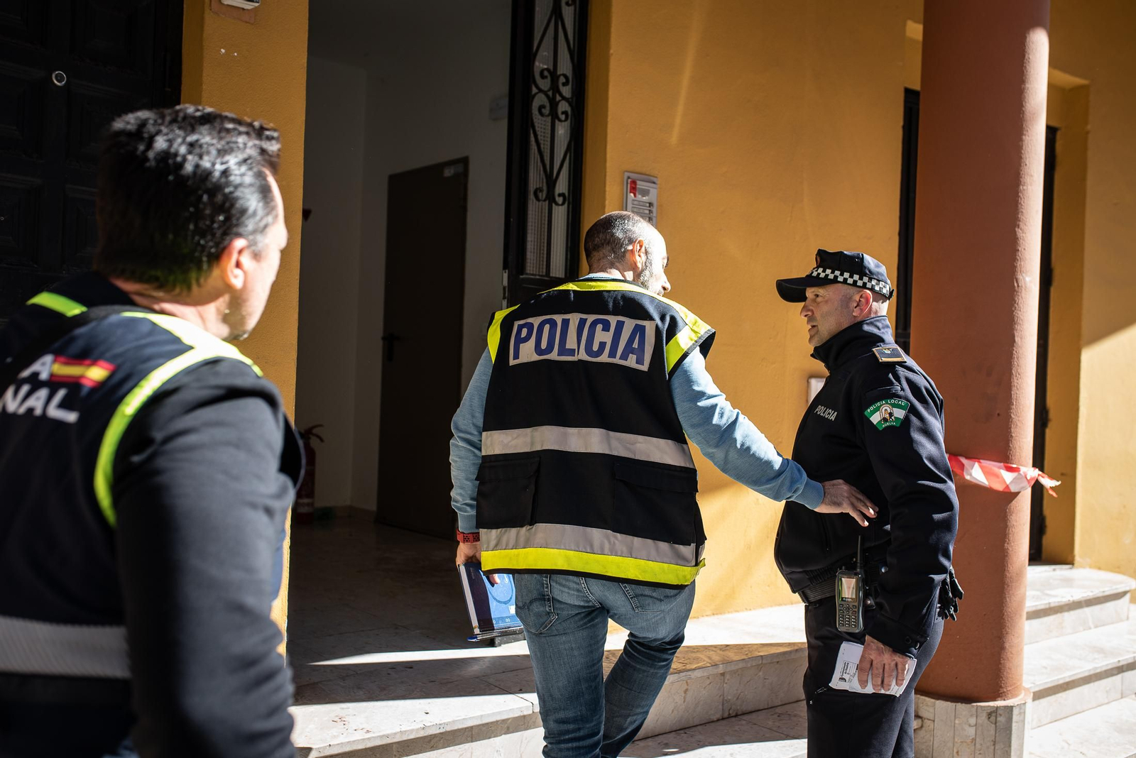 Imágenes de la dramática mañana de tensión que se ha vivido en Isla Chica tras el incendio en una vivienda